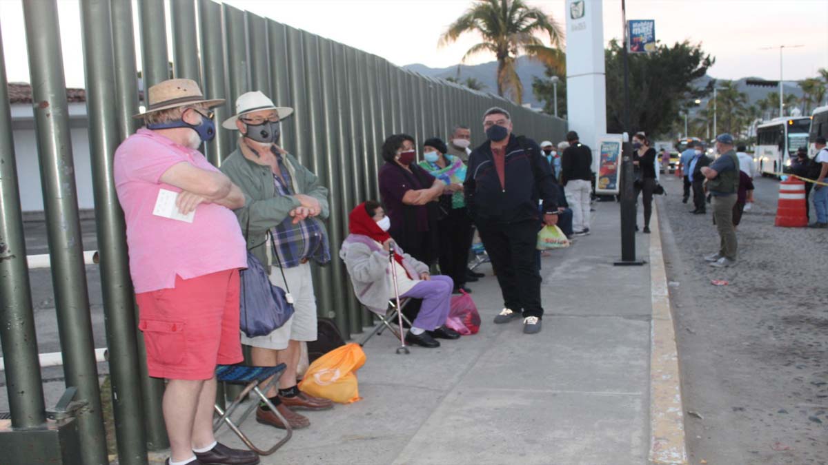 ¡Extranjeros también! En Vallarta inicia vacunación a adultos mayores