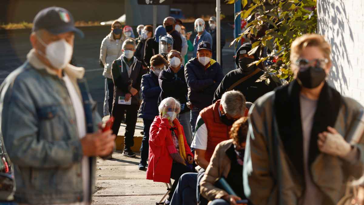 Casos de COVID-19 disminuyeron casi 50% en 5 semanas: OMS