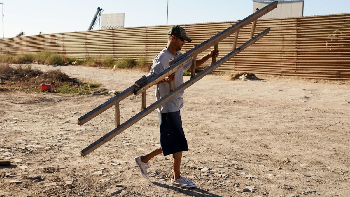 En minutos, migrantes cruzan muro fronterizo con ayuda de una escalera