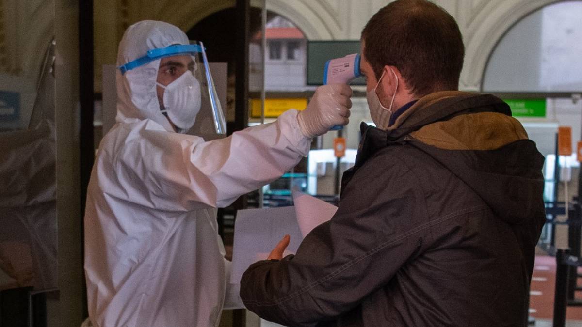 Más de 70 estudiantes argentinos con COVID-19 tras viaje a Cancún