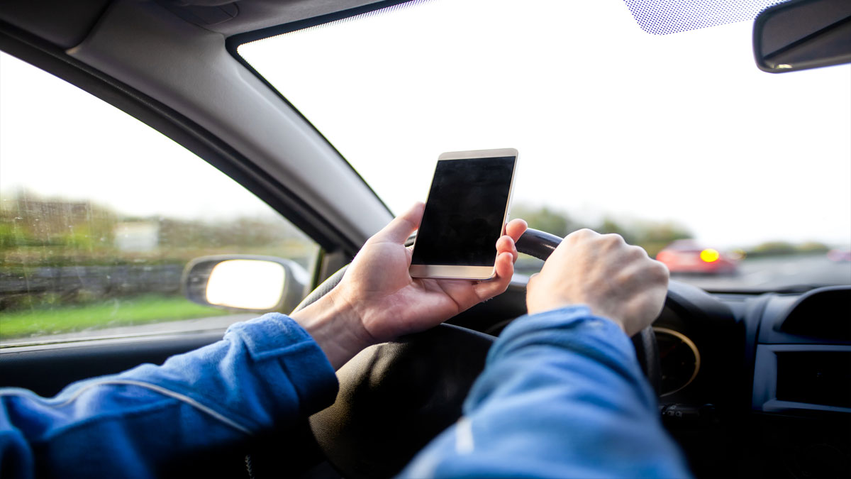 ¡Por ver celular! Trailero causa brutal choque en Puebla; se lleva autos de corbata
