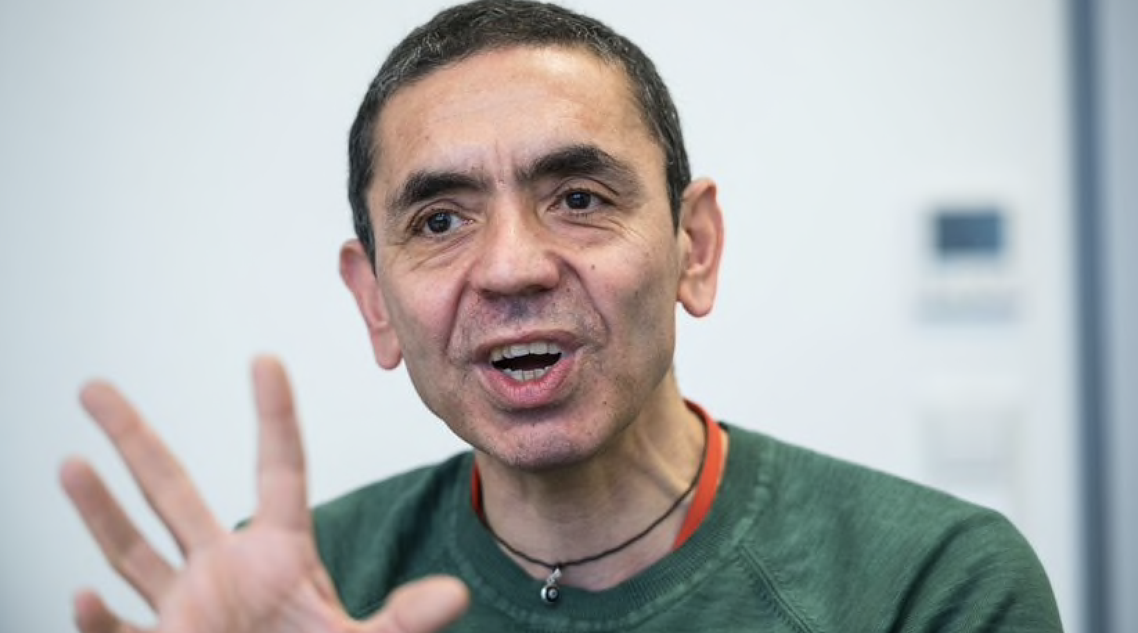 El cofundador de BioNTech asegura que será necesaria una tercera dosis de su vacuna