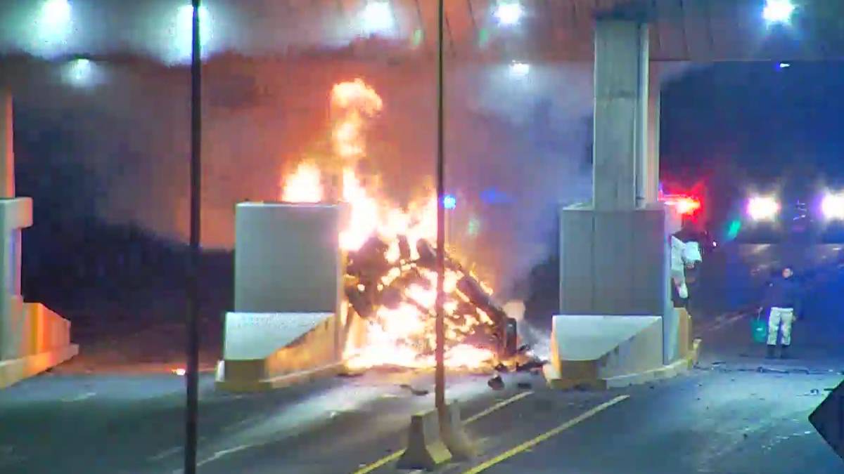 Camioneta se impacta y arde en llamas en caseta de Aguascalientes