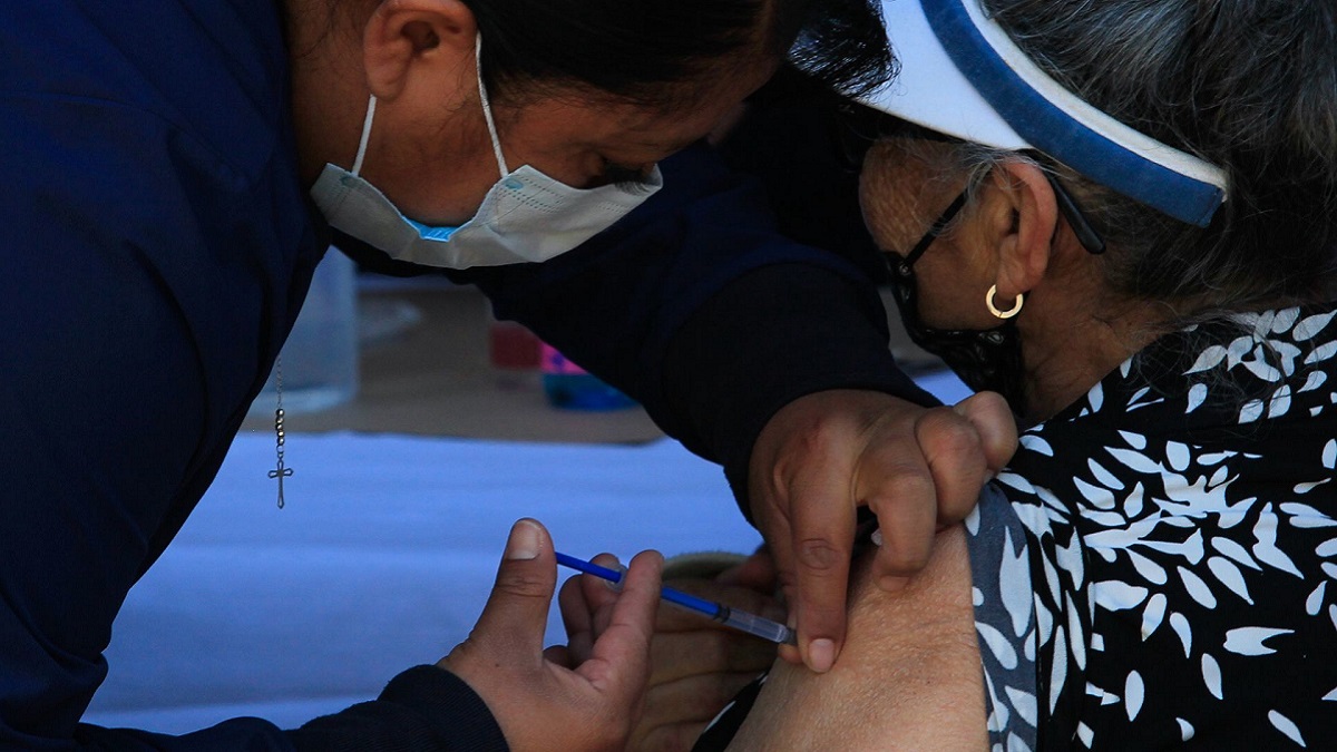 Adulta mayor denuncia maltrato al ser vacunada en Iztapalapa, detienen a pareja