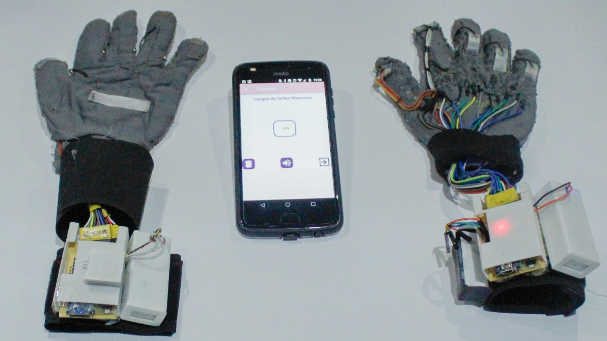 Egresadas del Poli crean guantes traductores de la Lengua de Señas Mexicana