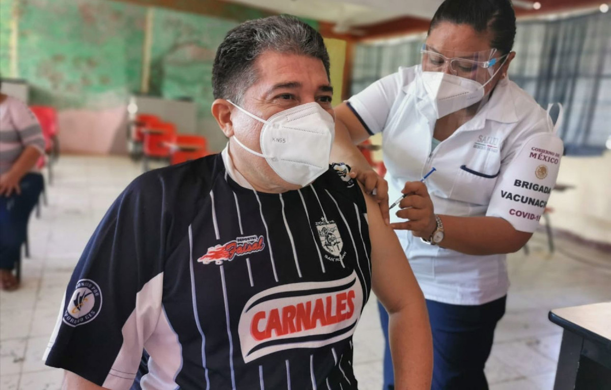 Así inició la vacunación de maestras y maestros contra COVID en 5 estados; ve sedes