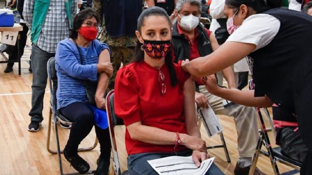 Claudia Sheinbaum comparte que recibió primera dosis de vacuna COVID-19
