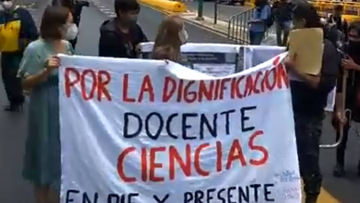 Maestros de la Facultad de Ciencias de la UNAM bloquean Insurgentes