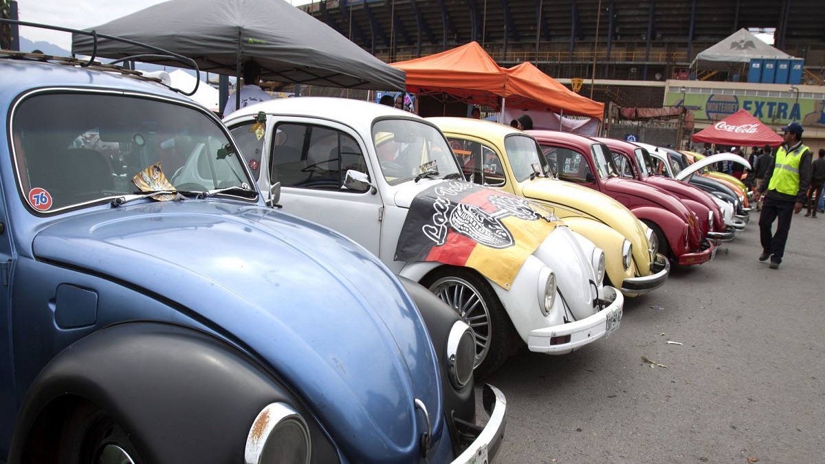 Por falta de dinero maestro brasileño vende su auto; exalumnos se lo regresan