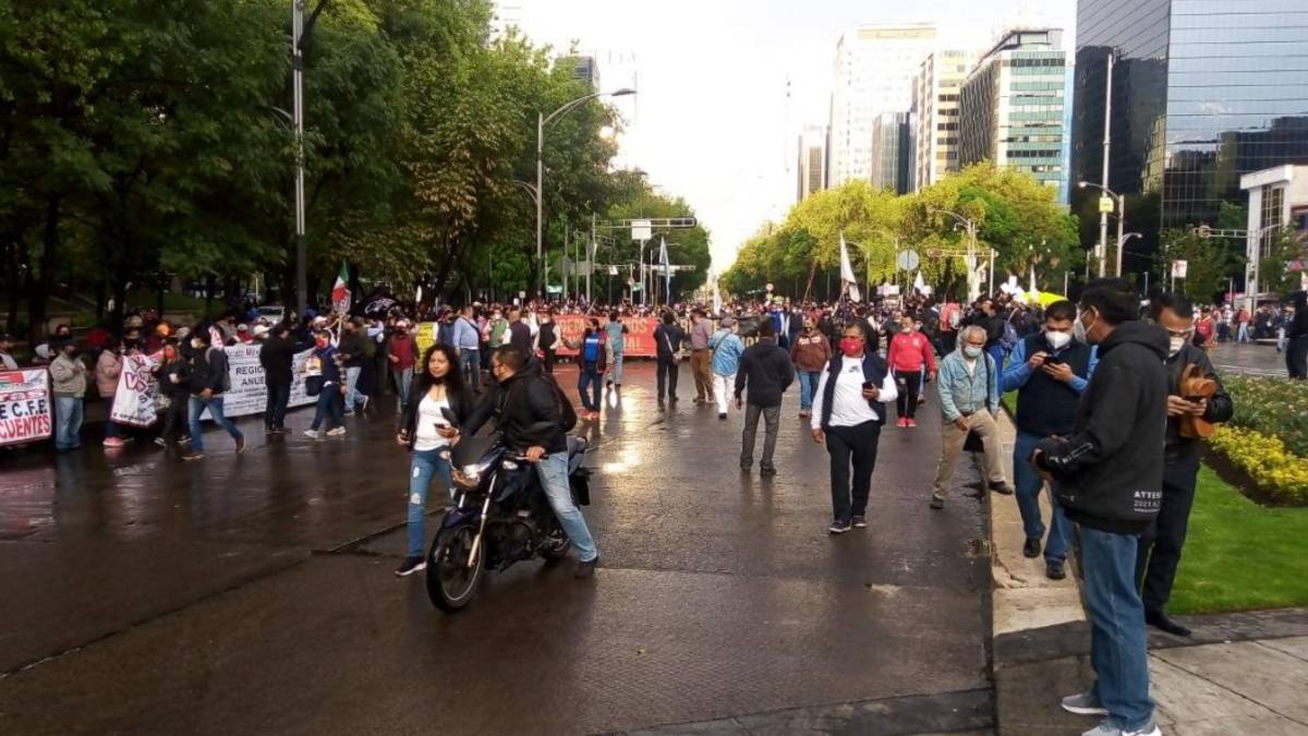 Integrantes del SME marchan en CDMX; ve alternativas viales