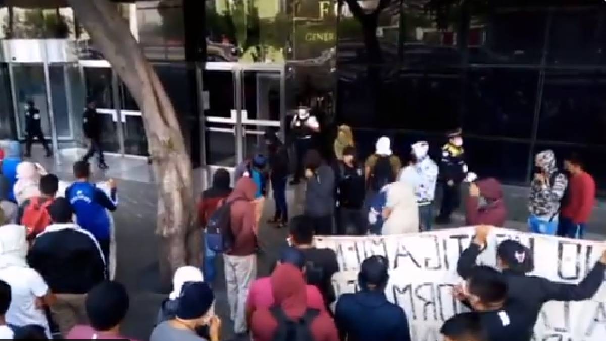 Normalistas vandalizan la FGR en alcaldía Cuauhtémoc
