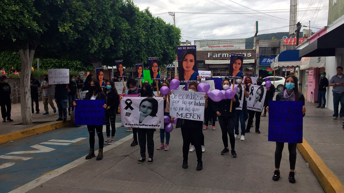 Exigen aclarar muerte de doctora Beatriz en Hidalgo, familiares le dan último adiós