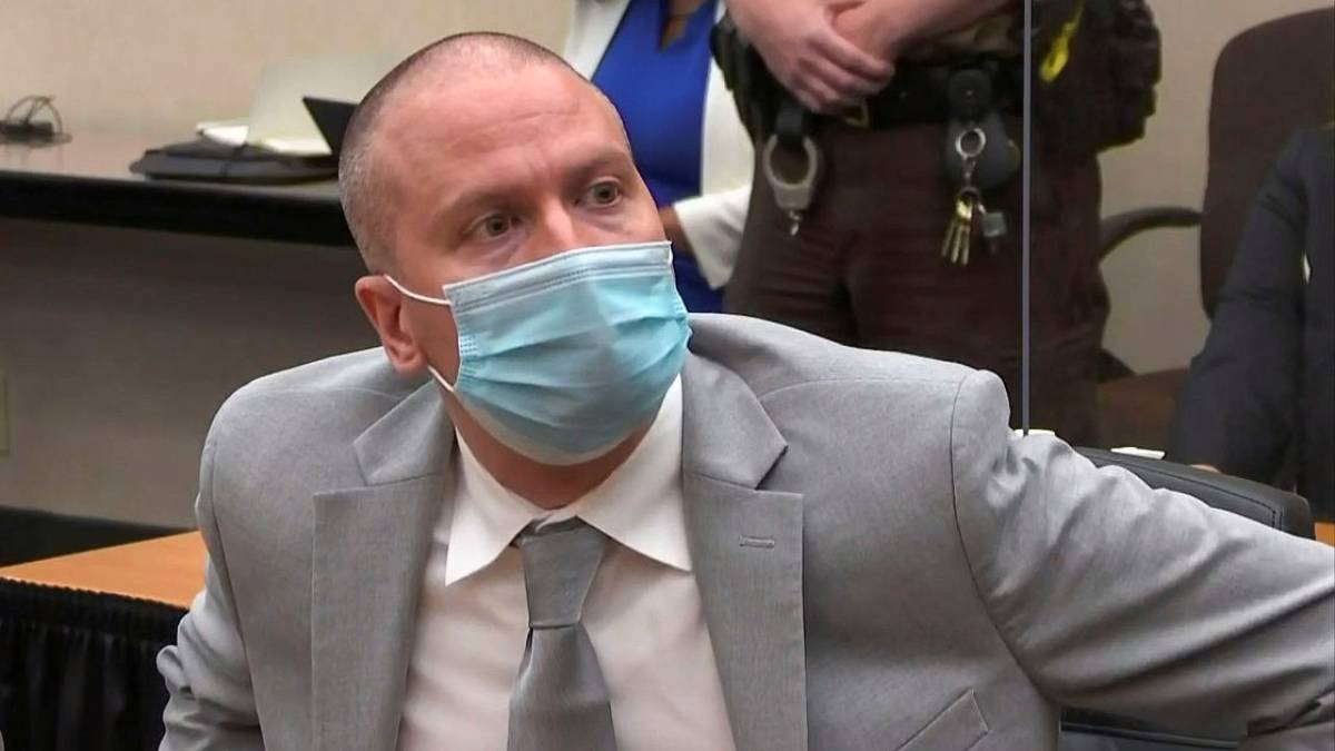 Dan 22 años y medio de cárcel a expolicía que mató a George Floyd