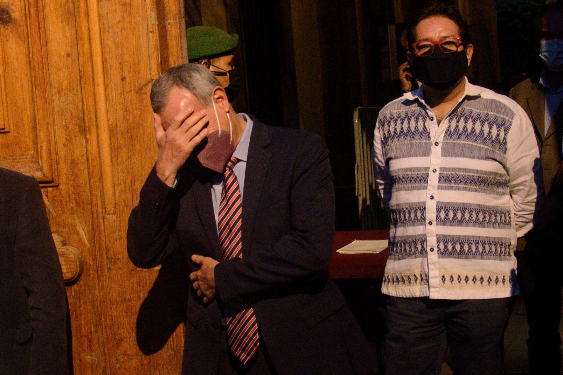 Piden padres de niños con cancer a Lopez-Gatell informarse qué es un golpe de Estado