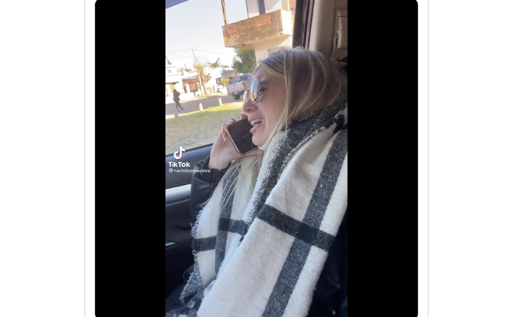 Se viraliza reacción de joven tras ser vacunada