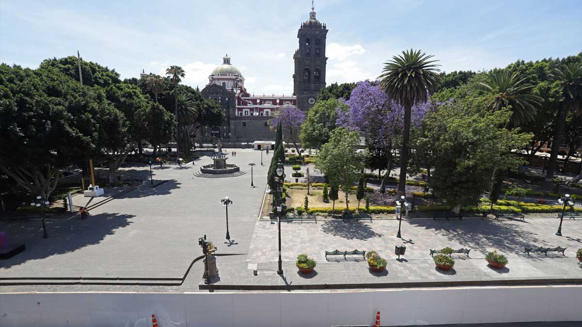 Roban lajas históricas del zócalo de Puebla