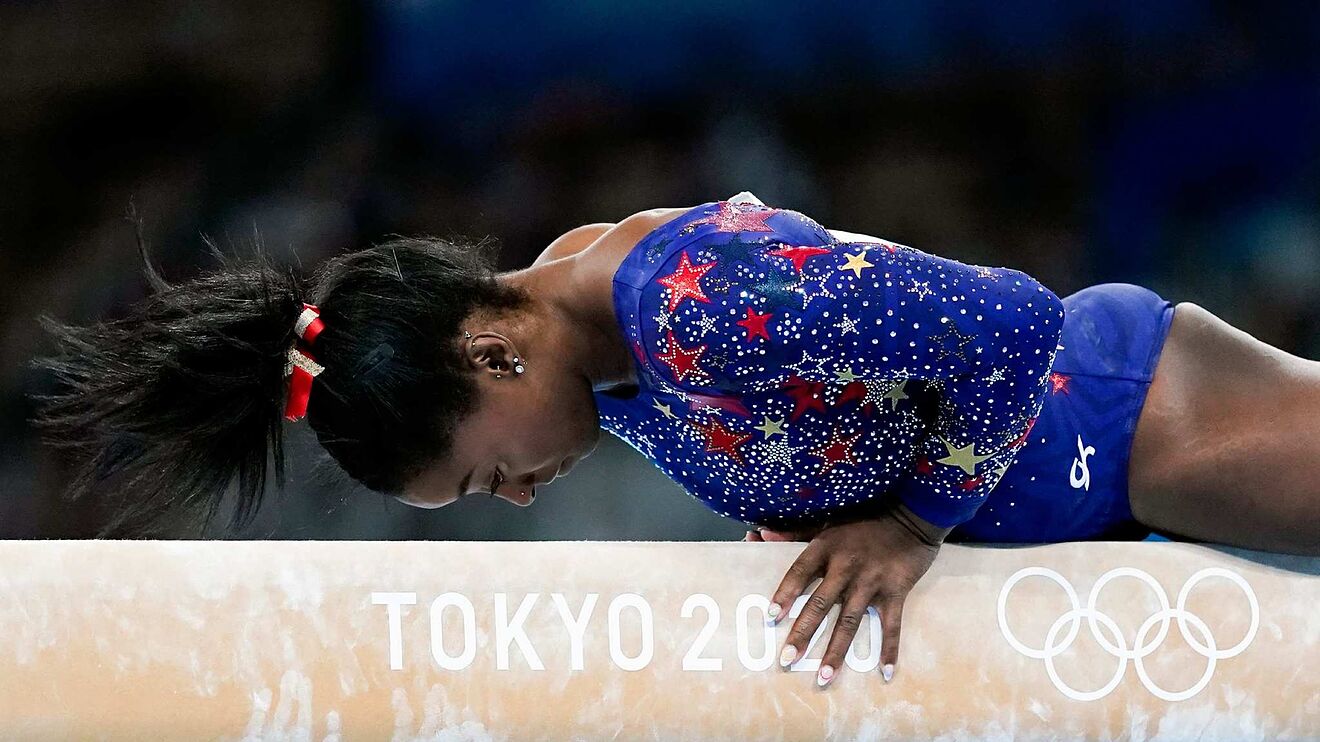 Simone Biles regresa para la última prueba de gimnasia artística, la barra de equilibrio