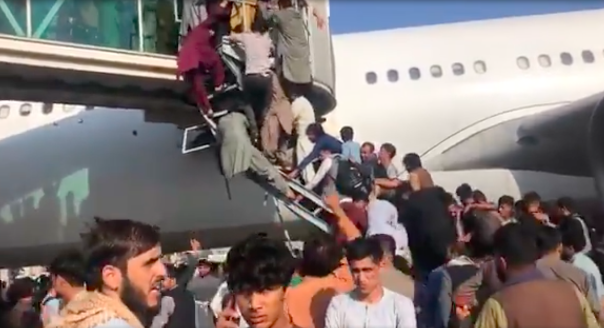 Miles tratan de huir de Afganistán tras toma de poder de talibanes