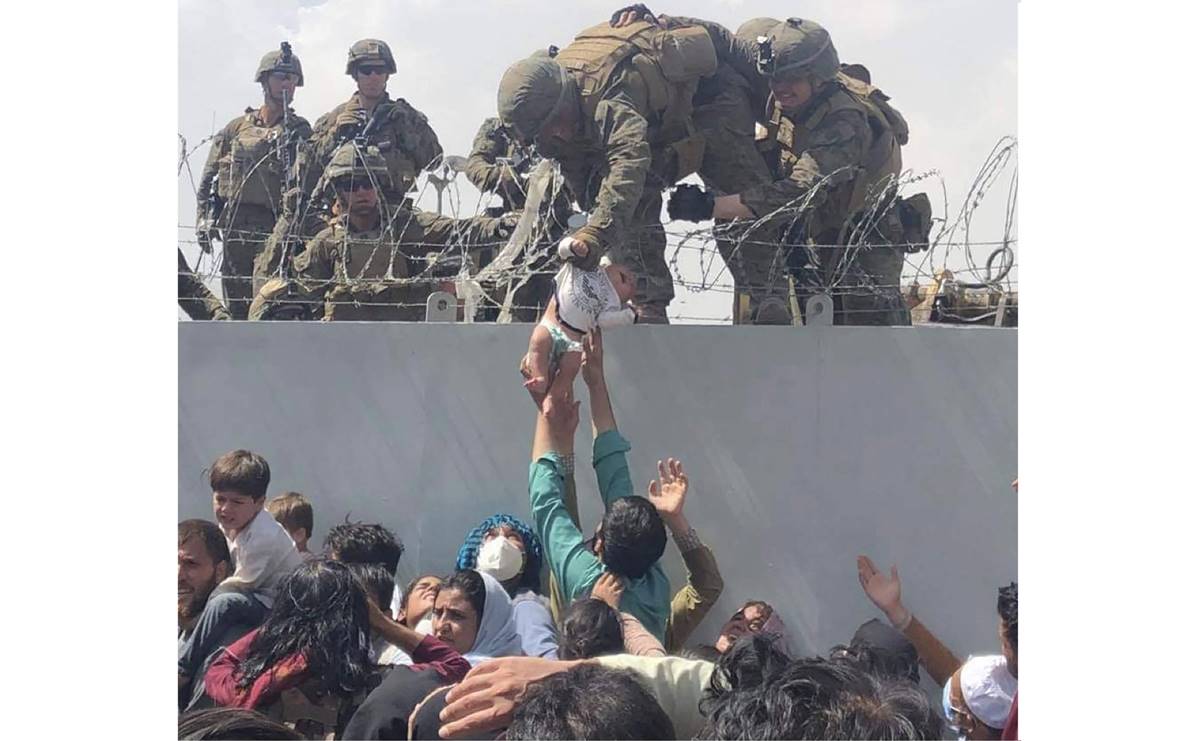 Padre se reúne con su bebé tras entregarlo en Afganistán a soldados de EU