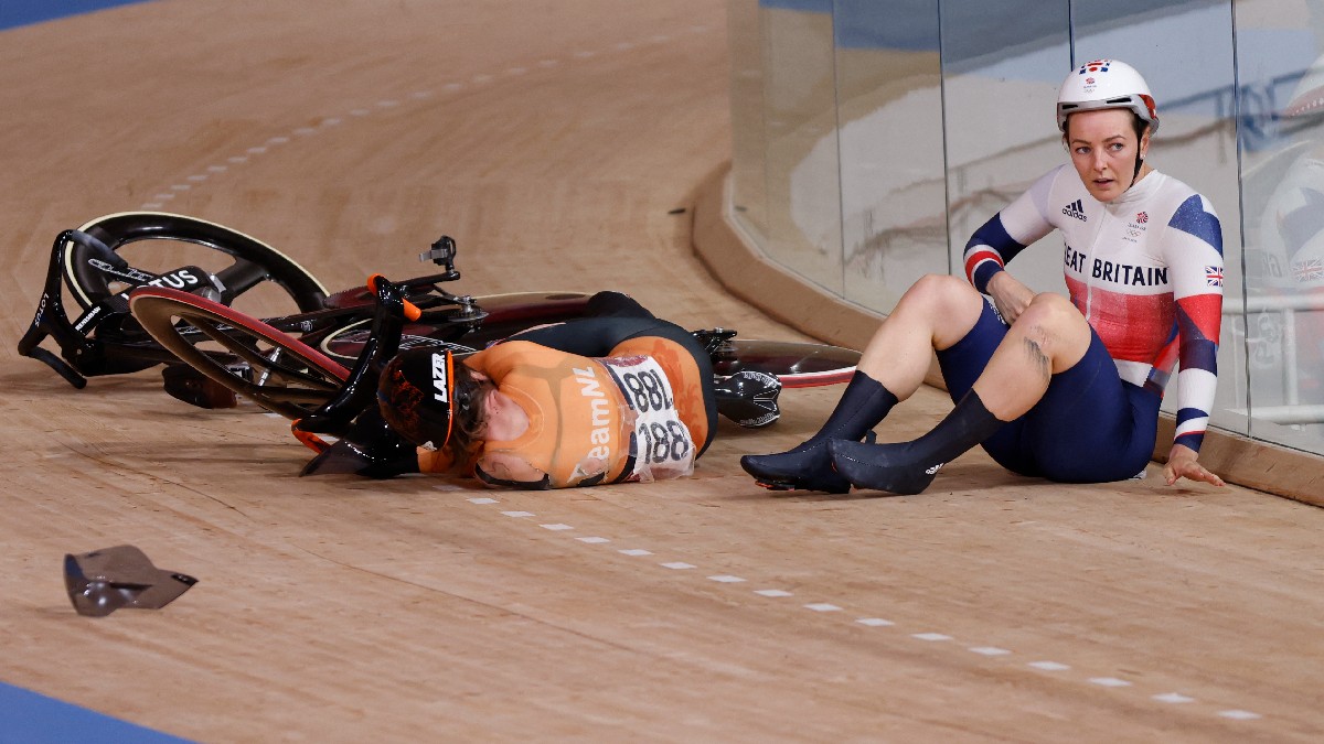 Brutal caída en keirin deja hospitalizada a ciclista holandesa Van Riessen
