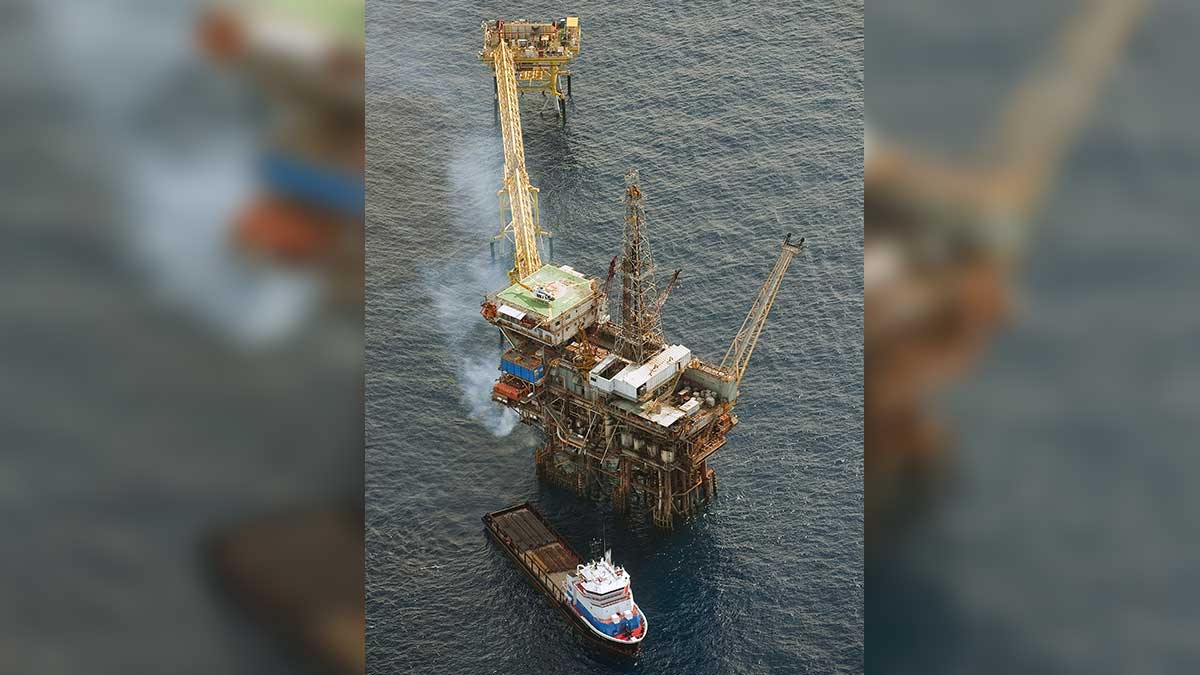 Muere trabajador de Pemex tras incendio en plataforma de Campeche