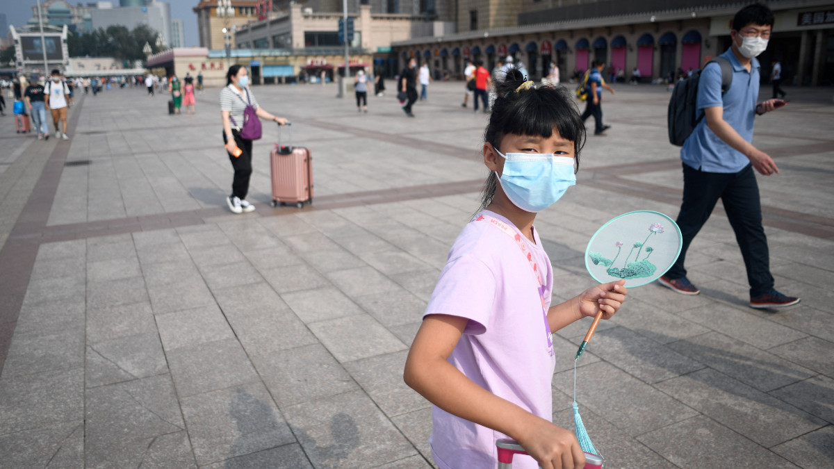 En China vuelven a restringir viajes al extranjero ante nueva ola de COVID