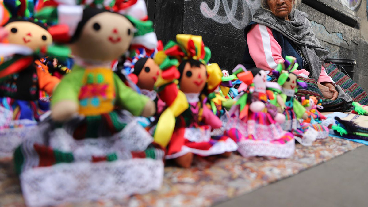 Mujer arroja agua desde balcón y moja a vendedora de artesanías