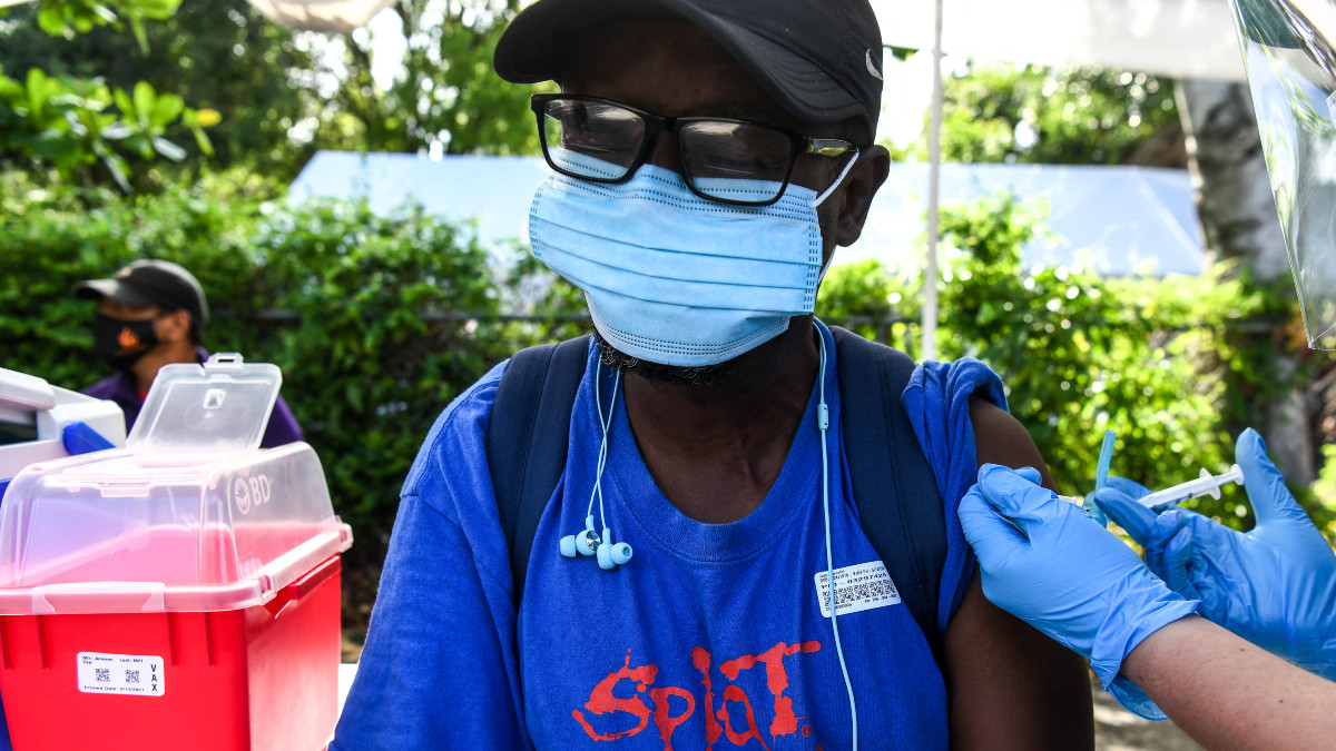 Florida, epicentro de pandemia en EU; crecen casos de variante Delta en esta población