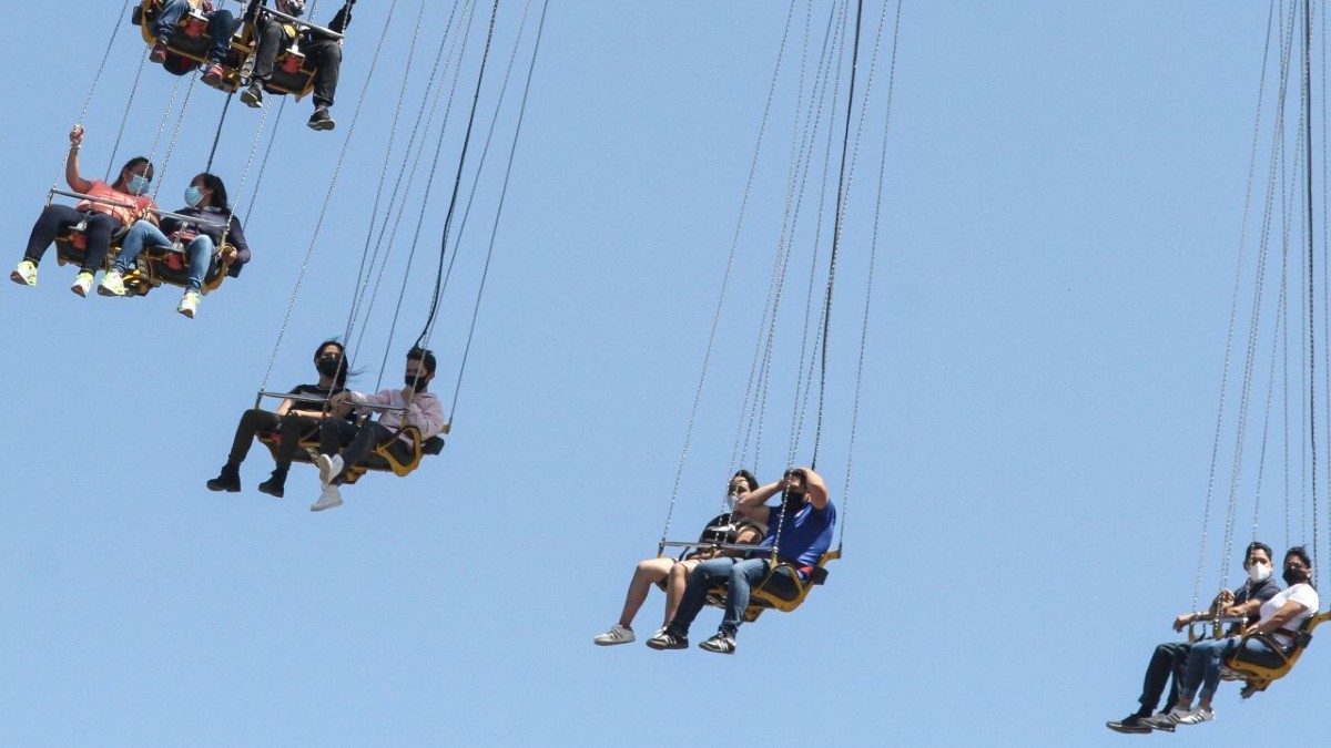 Jóvenes quedan atrapadas en juego de Six Flags y transmiten en vivo