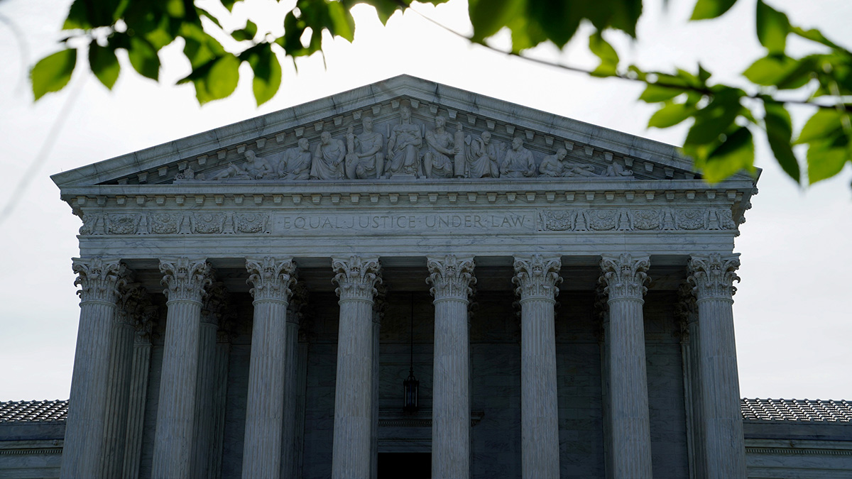 Corte Suprema de EU ordena a Biden reinstaurar programa “Quédate en México”