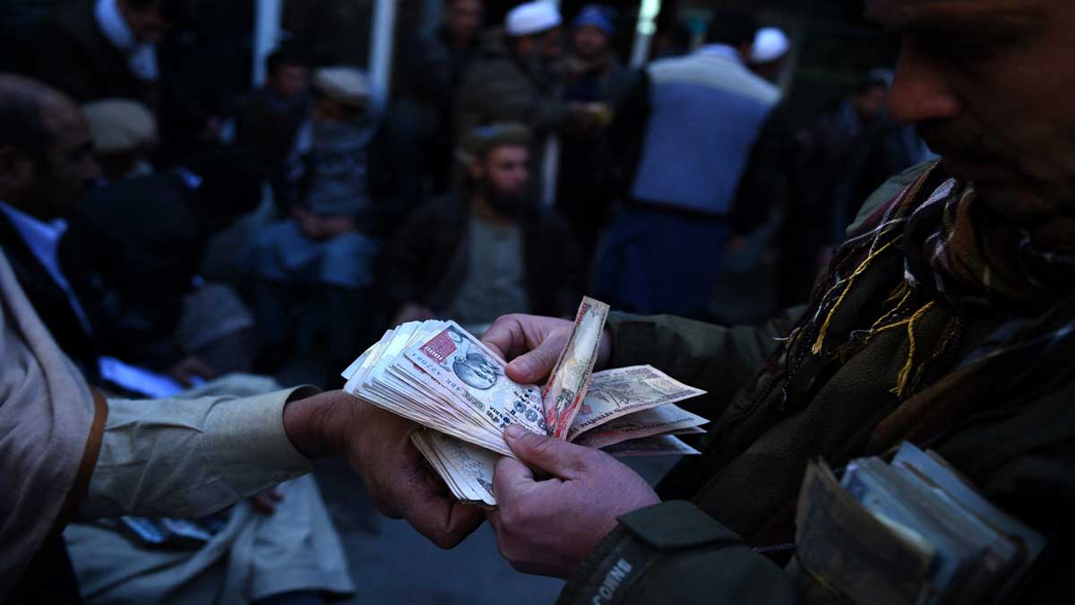 Afganistán sufre escasez de billetes; revelan falta de imprenta local