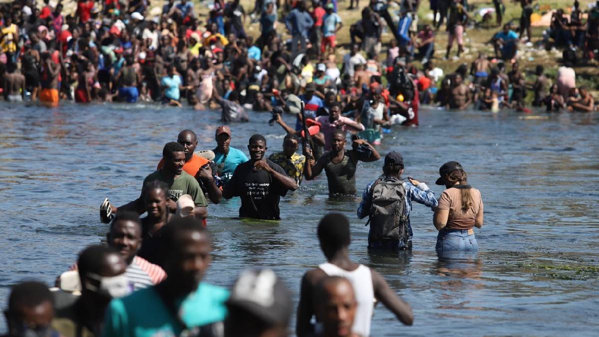 Cierra EU frontera con México en Texas debido al aumento de migrantes de Haití