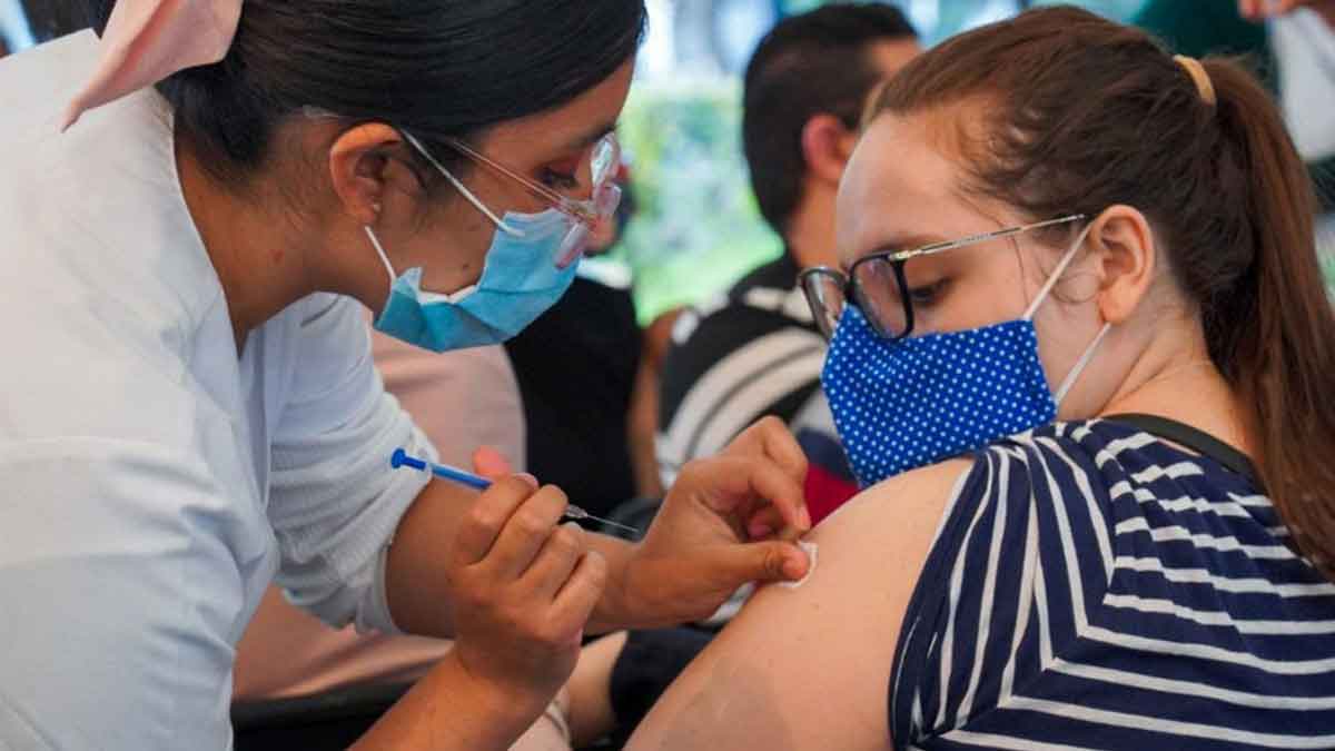 Anuncian vacunación COVID en adolescentes de 12 a 17 años con factores de riesgo