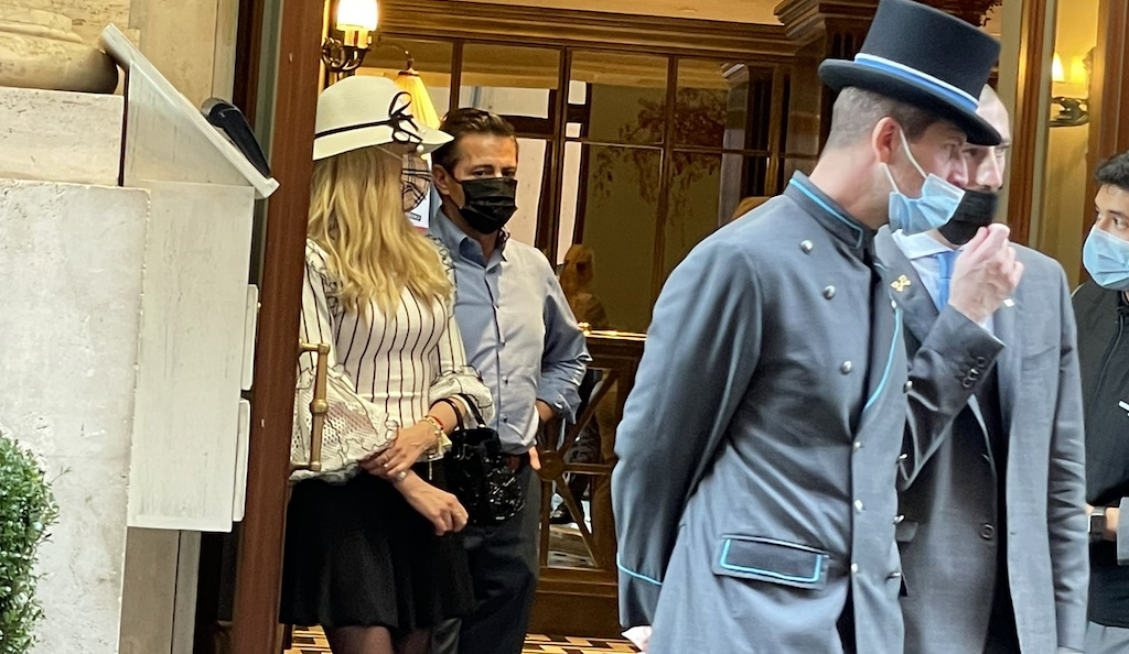 Captan a Peña Nieto saliendo de un hotel de lujo en Roma y mujer le grita «ratero»