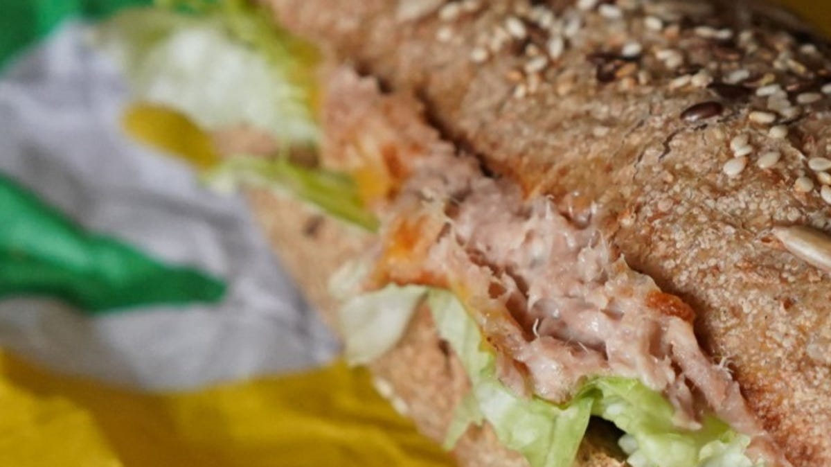 Detectan ADN de pollo, cerdo y ganado en atún de Subway