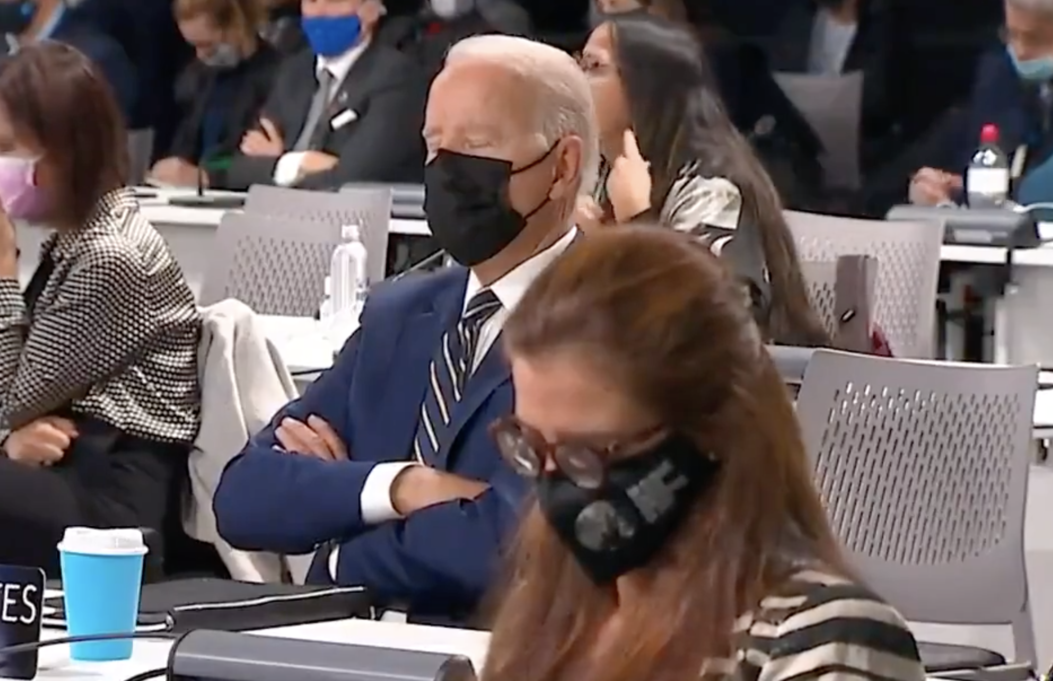 Captan a Joe Biden durmiendo en la COP26