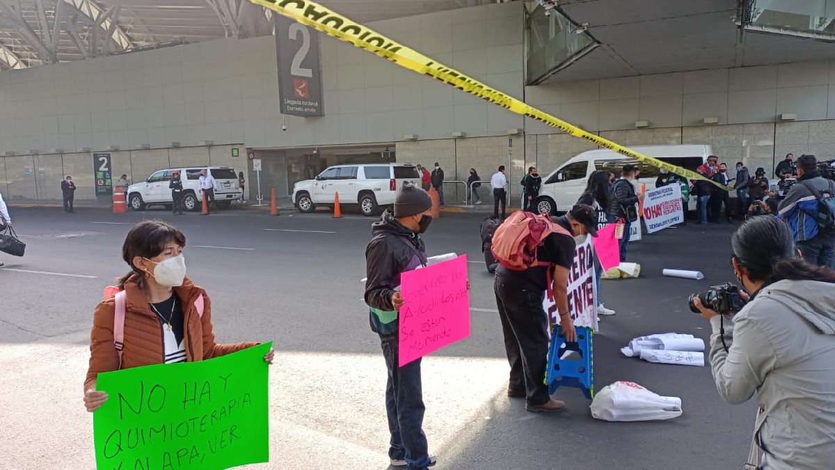 Papás de niños con cáncer bloquean Terminal 1 del AICM