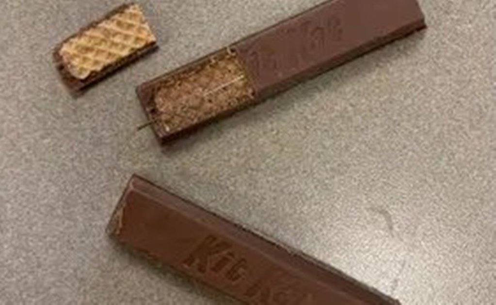 Encuentran agujas dentro de chocolates que le dieron a niños en Halloween
