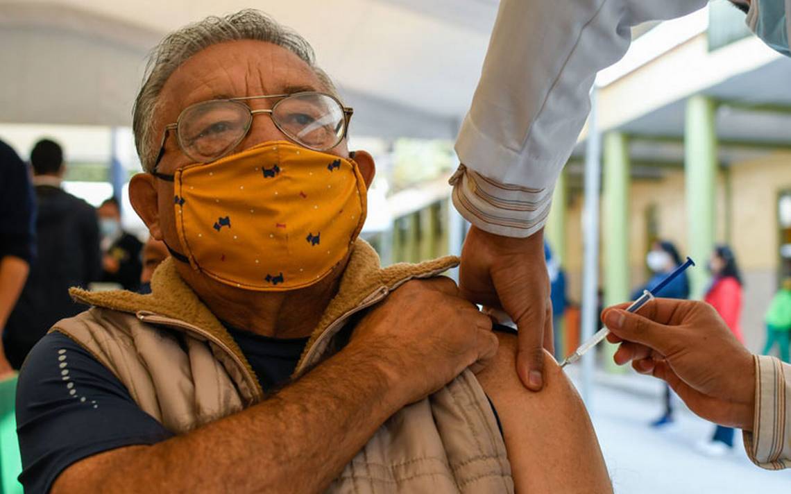 Después de adultos mayores habrá dosis de refuerzo para personal de salud y maestros: AMLO