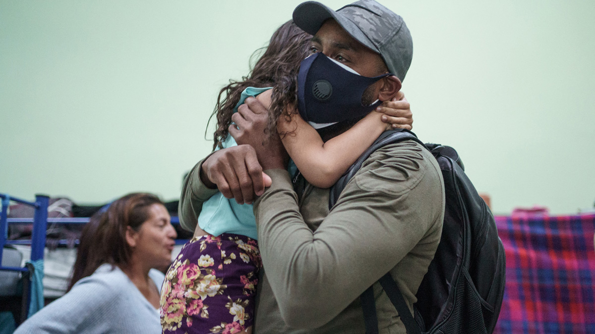 Reúne Biden a 100 familias migrantes separadas durante la administración de Trump