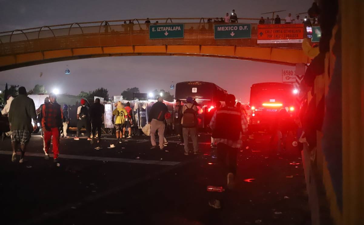 Policías de la CDMX frenan el paso a migrantes en la México-Puebla