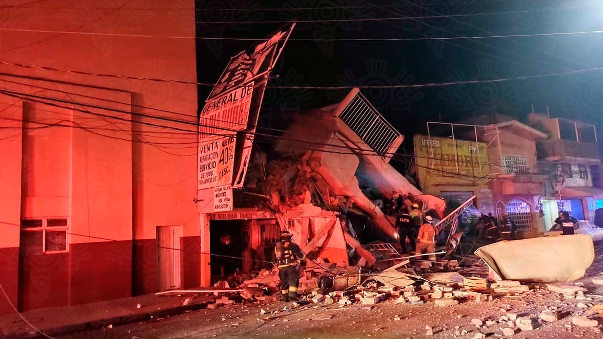 Explota y colapsa edificio en Puebla, hay un muerto