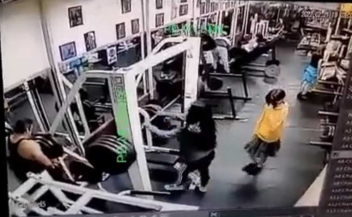 Mujer muere al caerle pesa de 180 kilos en gimnasio de CDMX