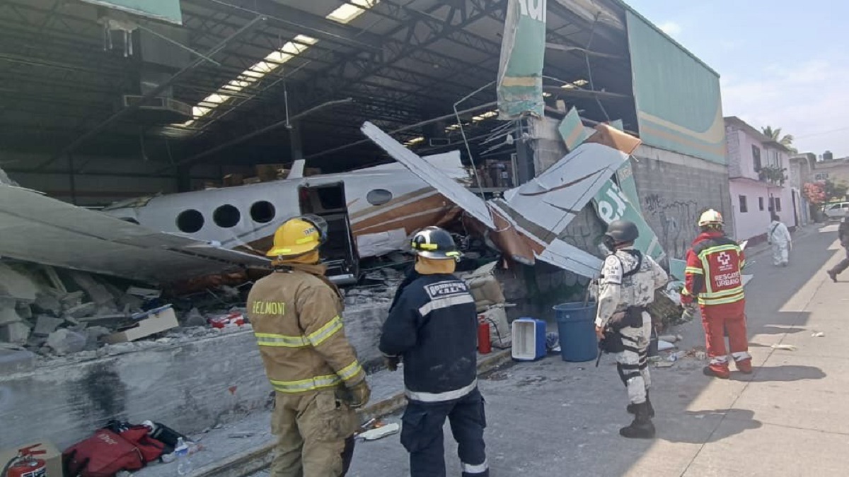 Avioneta se impacta contra un supermercado en Morelos y deja tres muertos