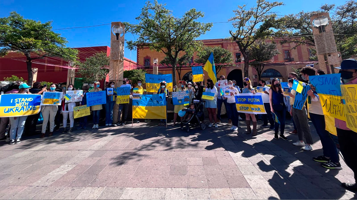Ucranianos radicando en Querétaro y Puebla marchan para pedir el fin a guerra con Rusia