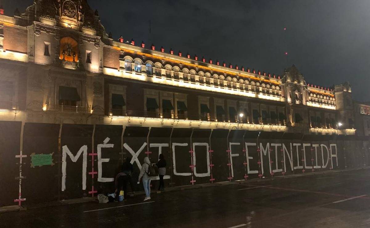 “México feminicida”, inician las protestas en el Palacio Nacional