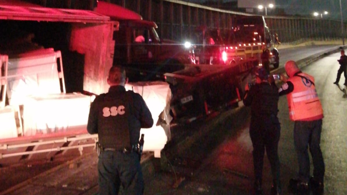 Volcadura de tráiler provoca caos vial en Circuito Interior; rutas alternas aquí