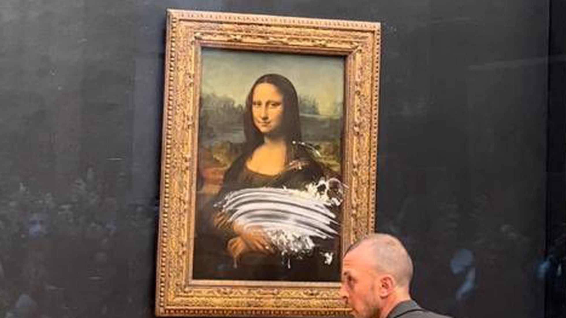 Visitante lanza «pastelazo» a la Mona Lisa en Louvre, aquí el video