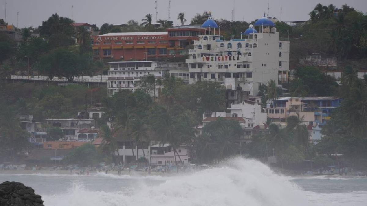 Habilitan más de 200 refugios en Oaxaca por huracán Agatha