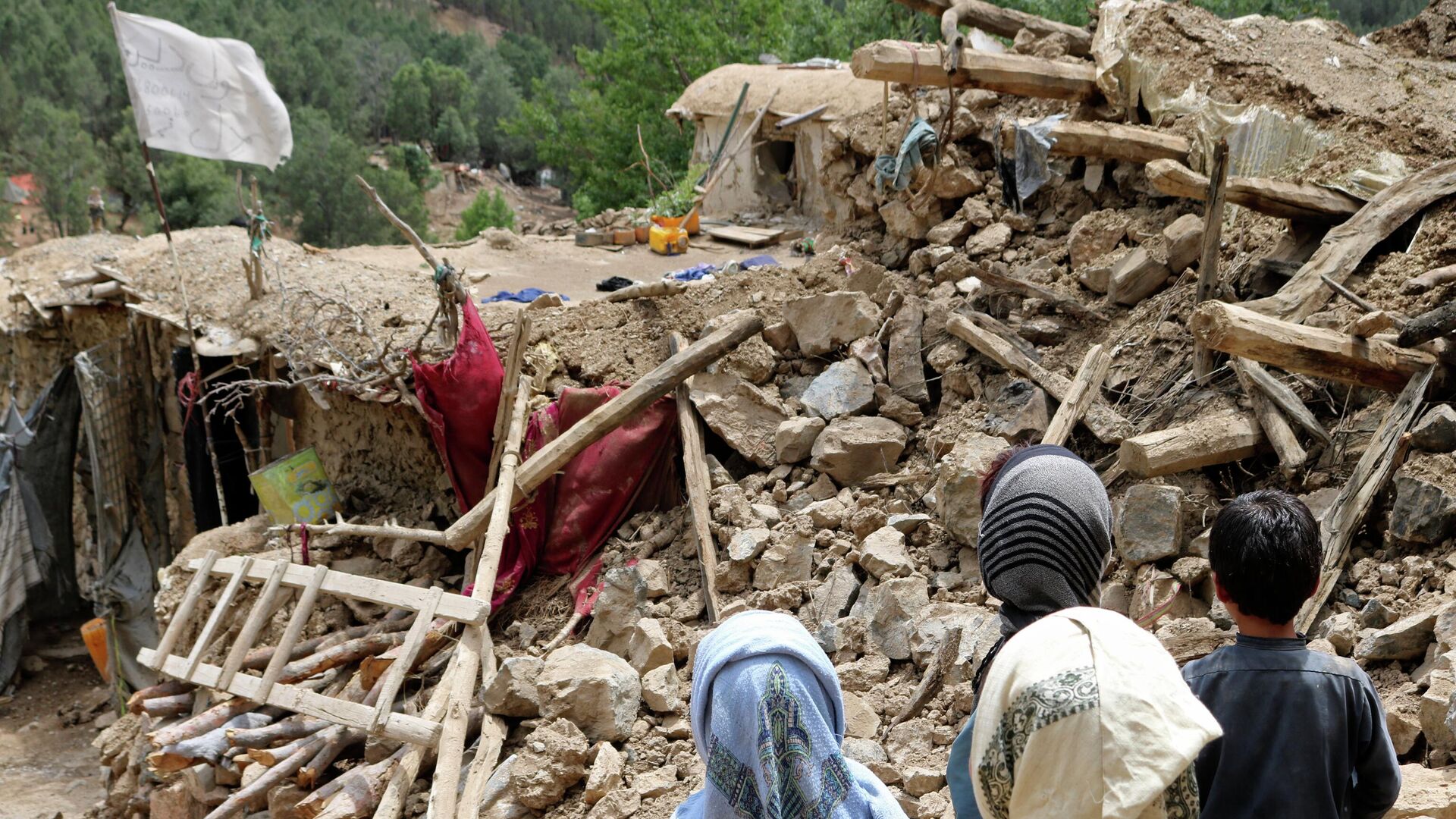 Sismo en Afganistán deja al menos mil muertos;  las tareas de rescate continúan